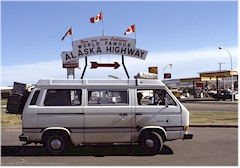 Unser Joker beim Anfang des Alaska Highway in Dawson Creek