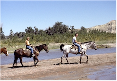 Susanne und Reto als Cowgirl bzw. Cowboy im Theodore Roosevelt NP