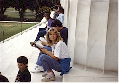 Susanne auf den Stufen des Lincoln Memorial in Washington D.C.