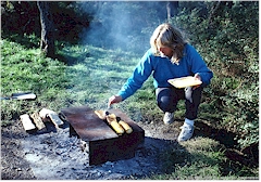 Susanne beim Grillieren im Shenandoah NP