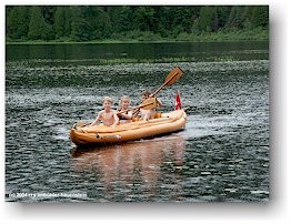 [ daniel, katrin und mathias im gummiboot ]