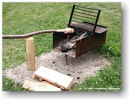 [ das steckenbrot wird ber dem grill gebacken ]