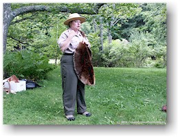 [ park rangerin mit biberfell ]