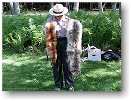 [ park rangerin mit fuchs- und koyotenfell ]