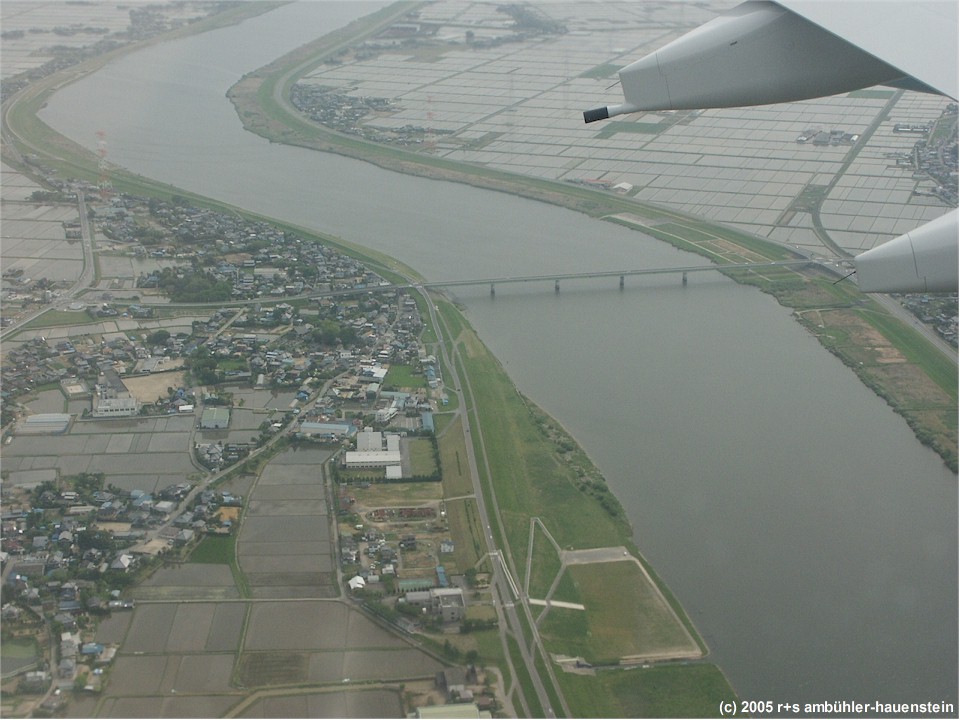 [ flug wien - tokyo: flusslandschaft und reisfelder in japan ]