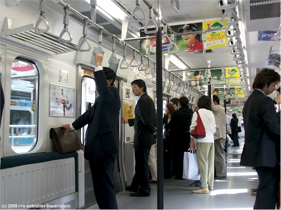 [ tokyo: schwach besetzter regionalzug ]