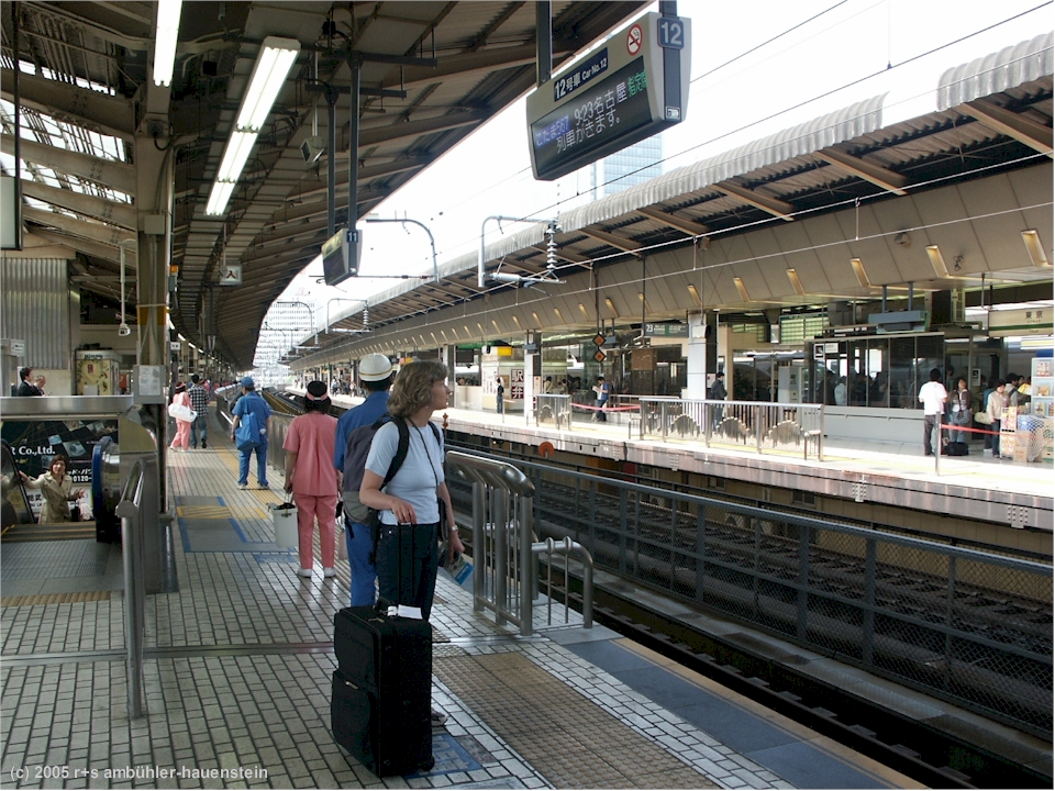 [ tokyo-station: susanne wartet auf dem bahnsteig auf den shinkansen ]