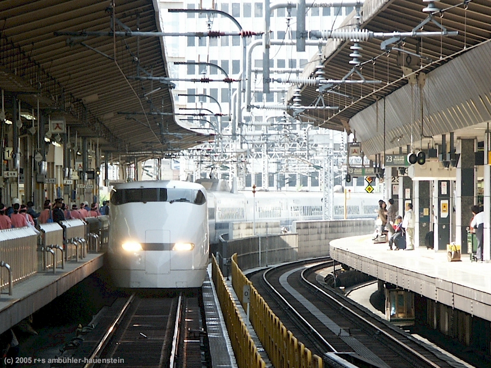 [ tokyo-station: einfahrender shinkansen ]
