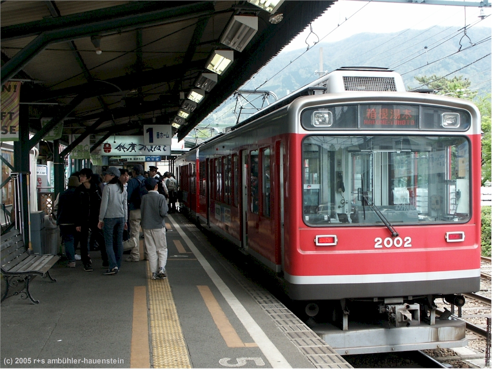 [ hakone: gora station mit regionalzug ]