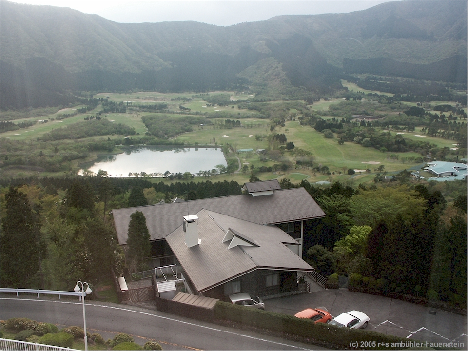 [ hakone: blick aus unserem zimmer im hotel palace hakone auf golfplatz im vordergrund und bergkette im hintergrund]