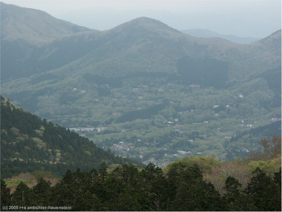 [ hakone: blick auf berglandschaft bei owakudani ]