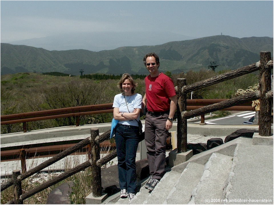 [ hakone: susanne und reto bei togendai mit mount fuji im hintergrund ]