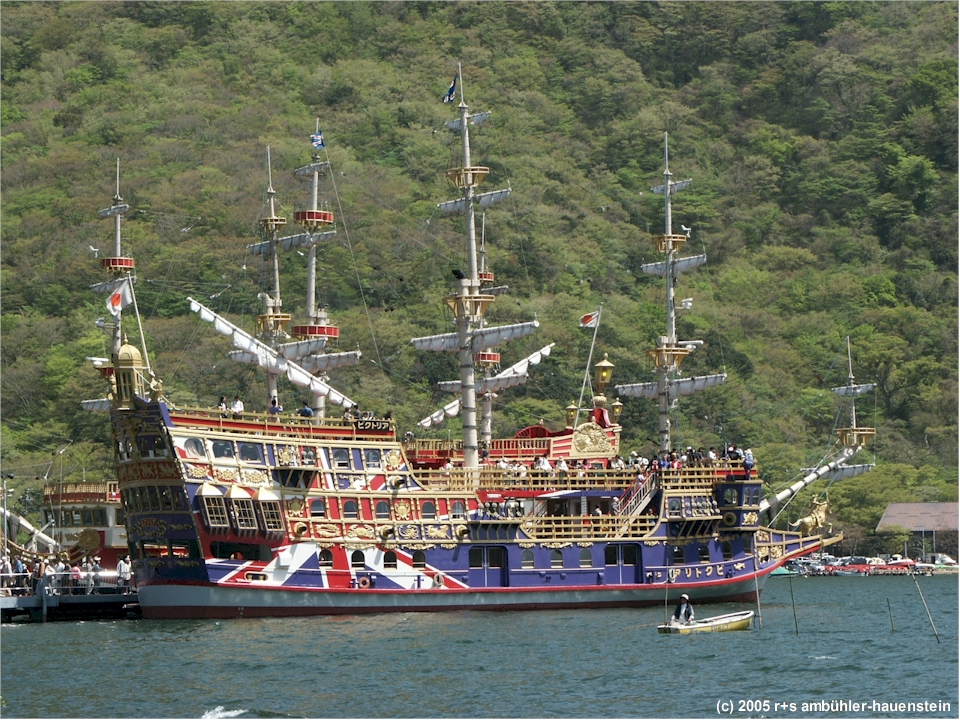 [ hakone: pirantenschiff im hafen bei togendai ]