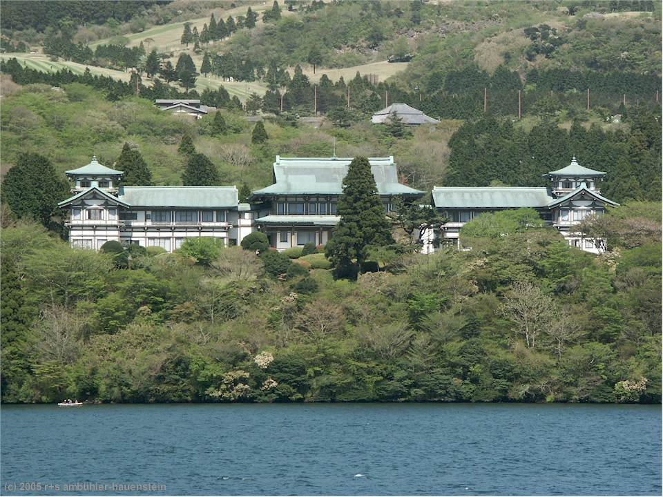 [ hakone: bootsfahrt auf lake ashinoko, blick auf hakone-en ]