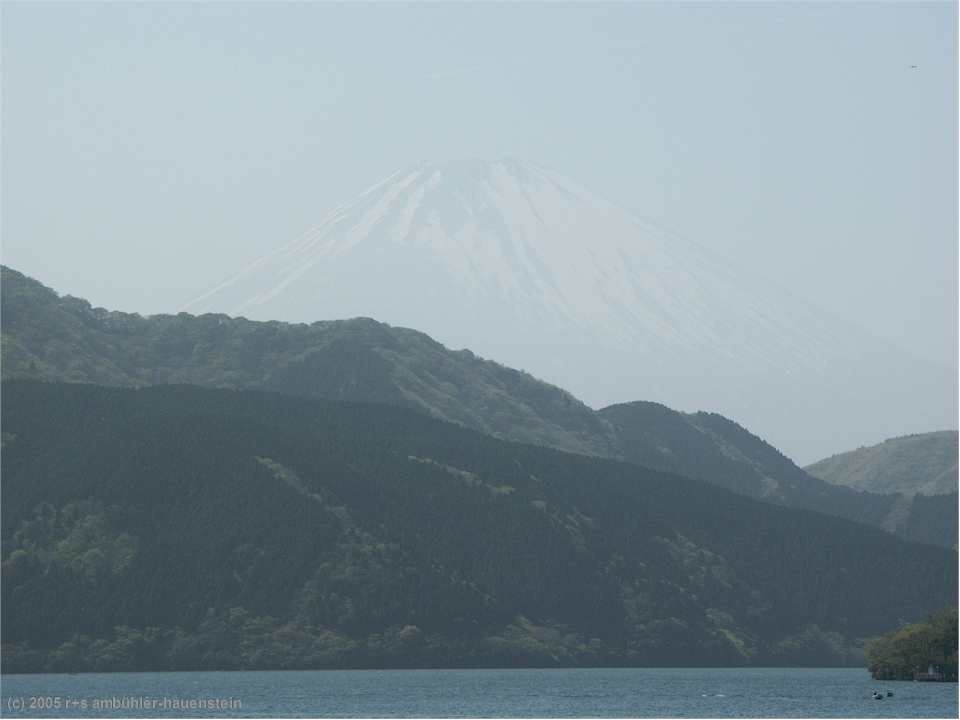 [ hakone: bootsfahrt auf lake ashinoko, blick auf mount fuji ]