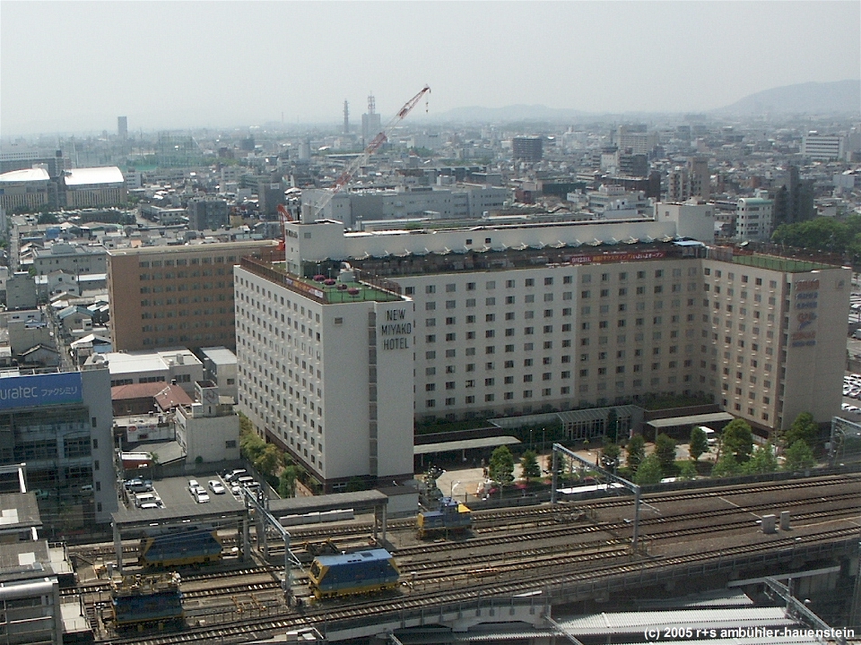 [ kyoto: blick von der kyoto-station auf das hotel new miyako ]