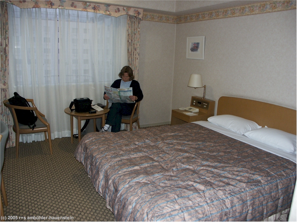[ kyoto: susanne in unserem zimmer im hotel new miyako ]