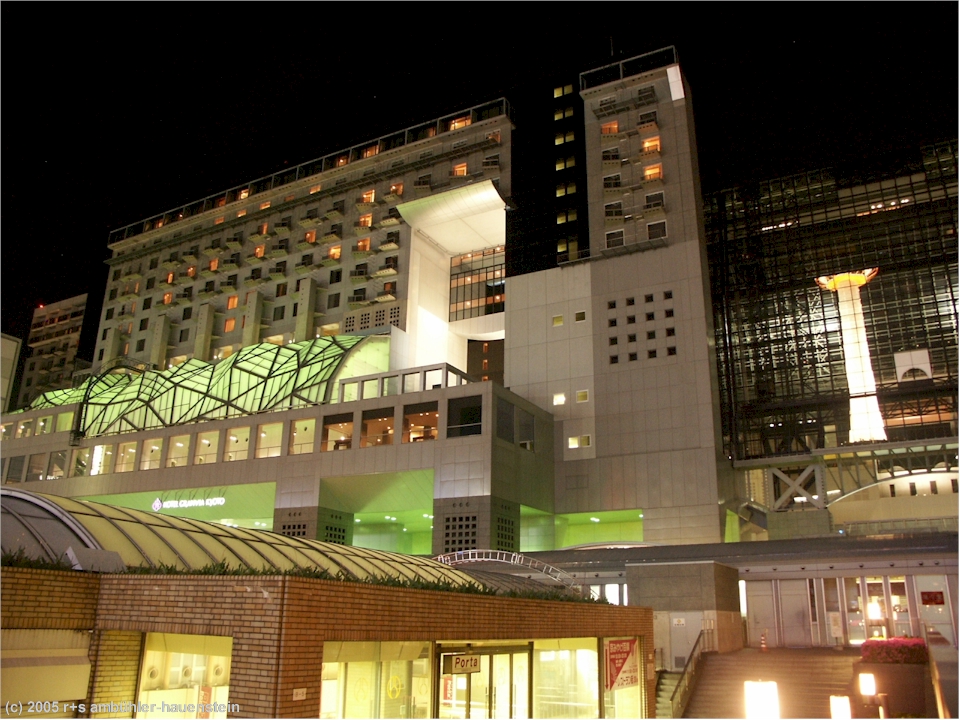 [ kyoto: kyoto-station bei nacht ]