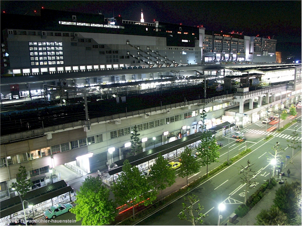 [ kyoto: kyoto-station bei nacht ]