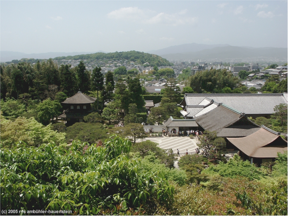 [ kyoto: blick auf die anlage des ginkaku-ji (silbertempel) mit kyoto im hintergrund ]