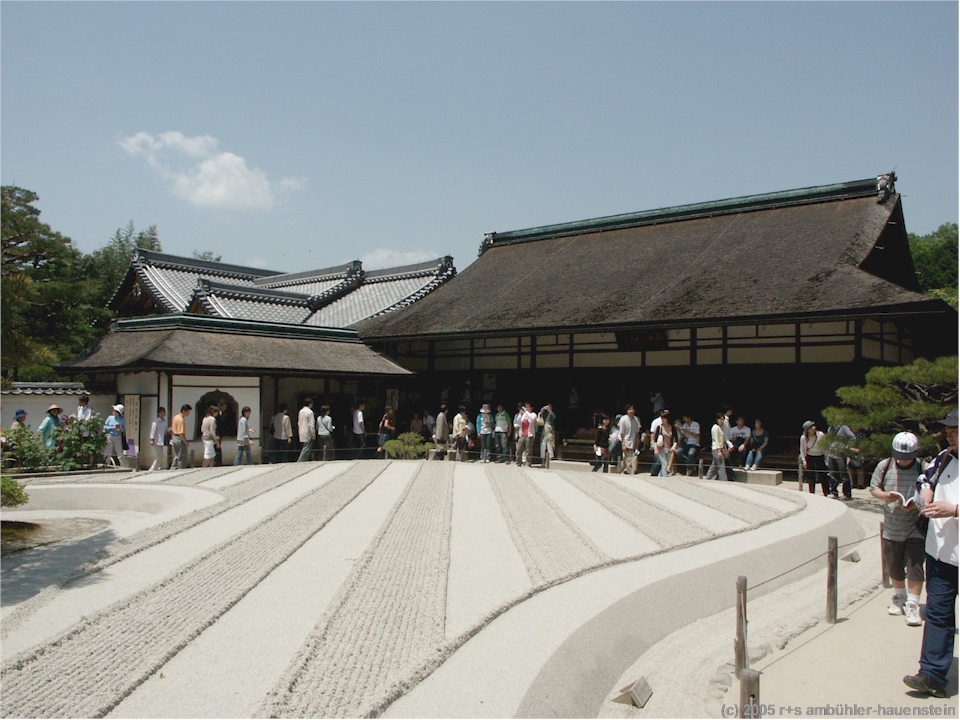 [ kyoto: steingarten des ginkaku-ji (silbertempel) mit nebengebuden im hintergrund ]