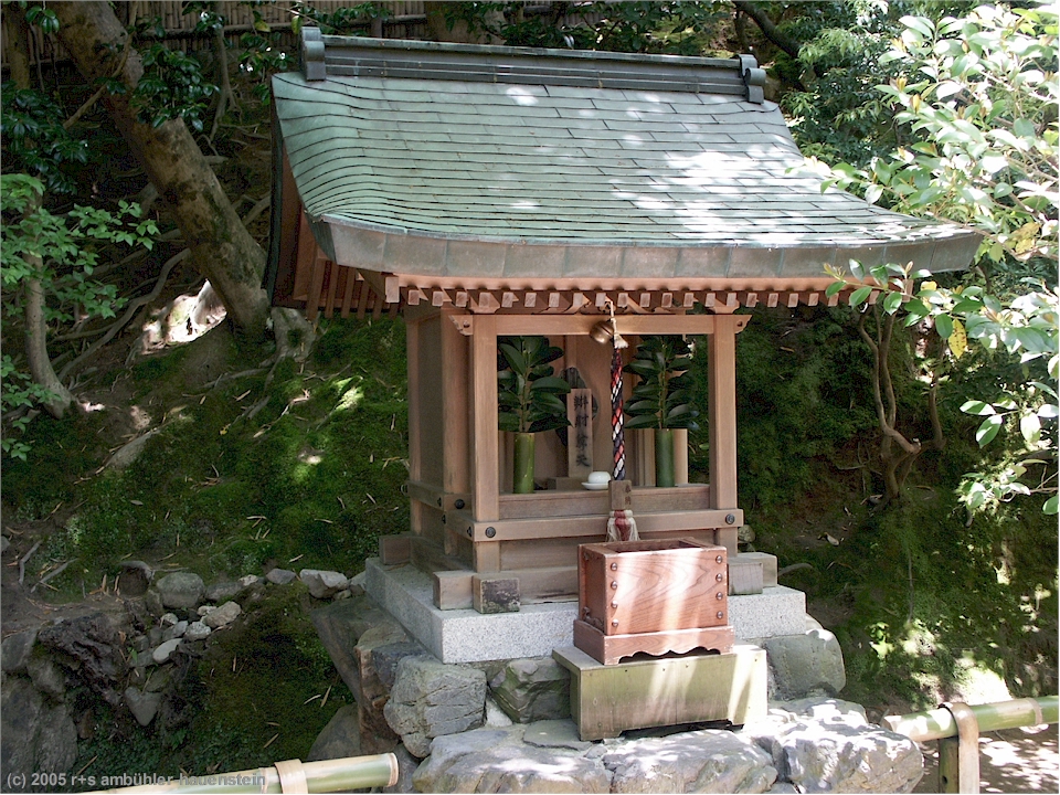 [ kyoto: kleiner schrein beim ginkaku-ji (silbertempel) ]