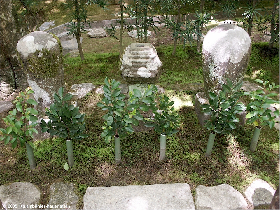 [ kyoto: arrangierte steine und pflanzen beim ginkaku-ji (silbertempel) ]