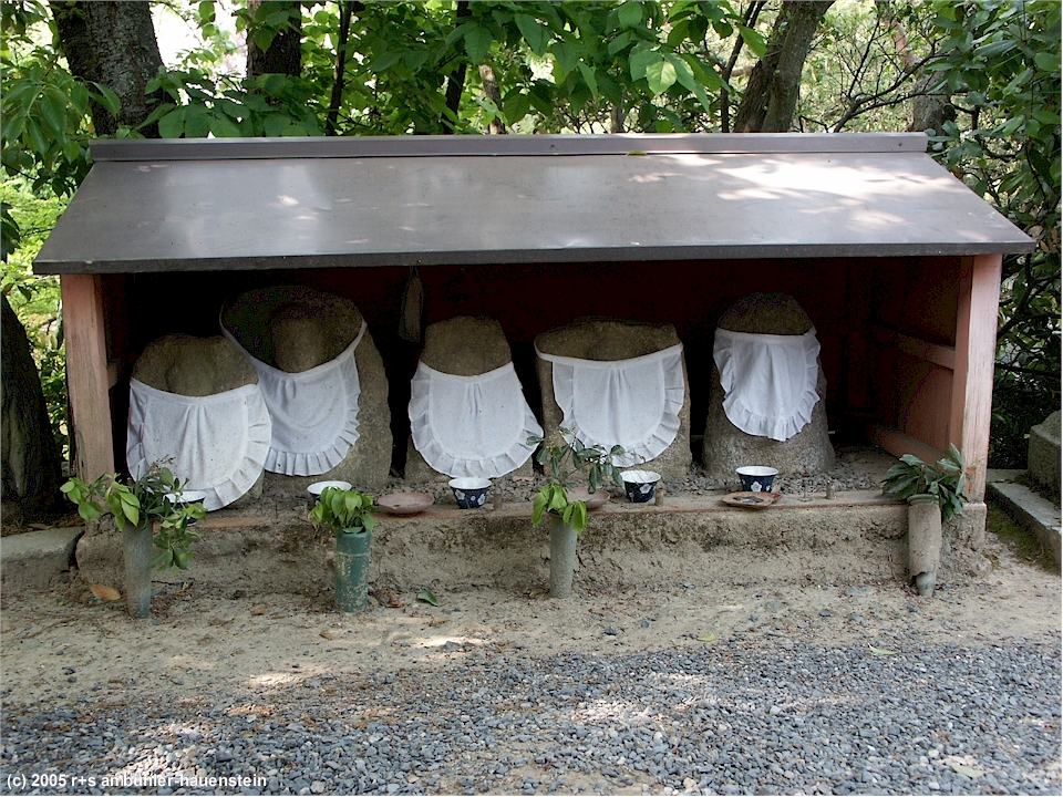 [ kyoto: "steine mit schrze" im ryoan-ji ]