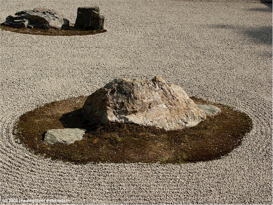 [ kyoto: fels im steingarten im ryoan-ji ]