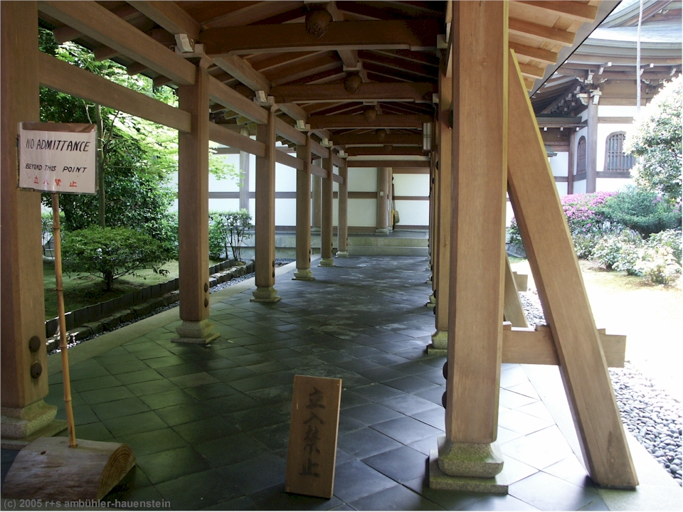[ kyoto: gedeckter durchgang im ryoan-ji ]