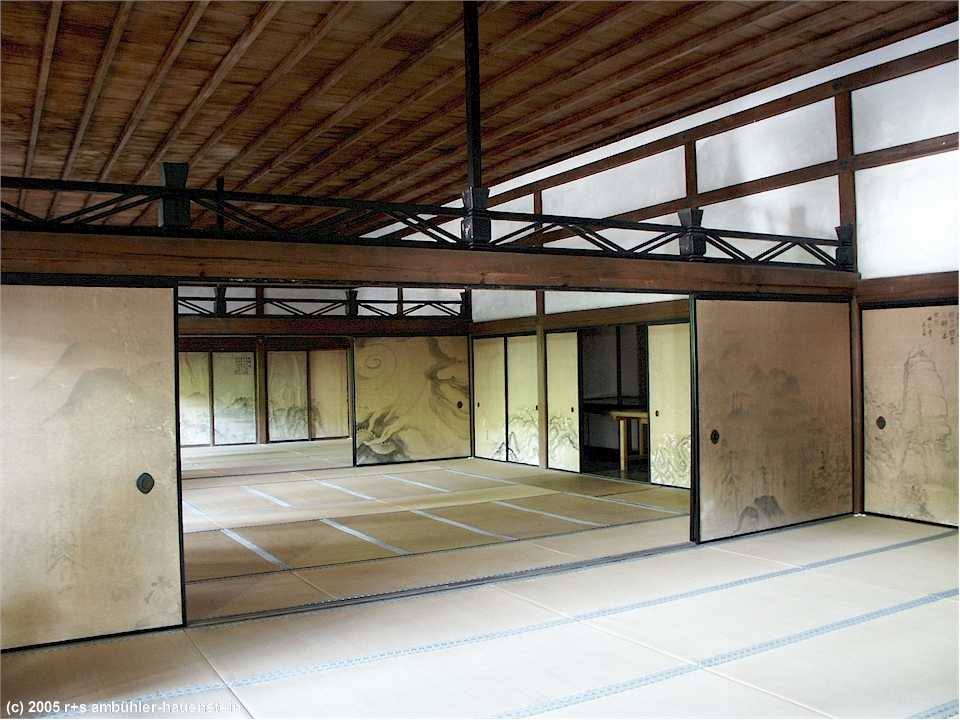 [ kyoto: innenraum mit strohmatten und pergamentwnden im ryoan-ji ]