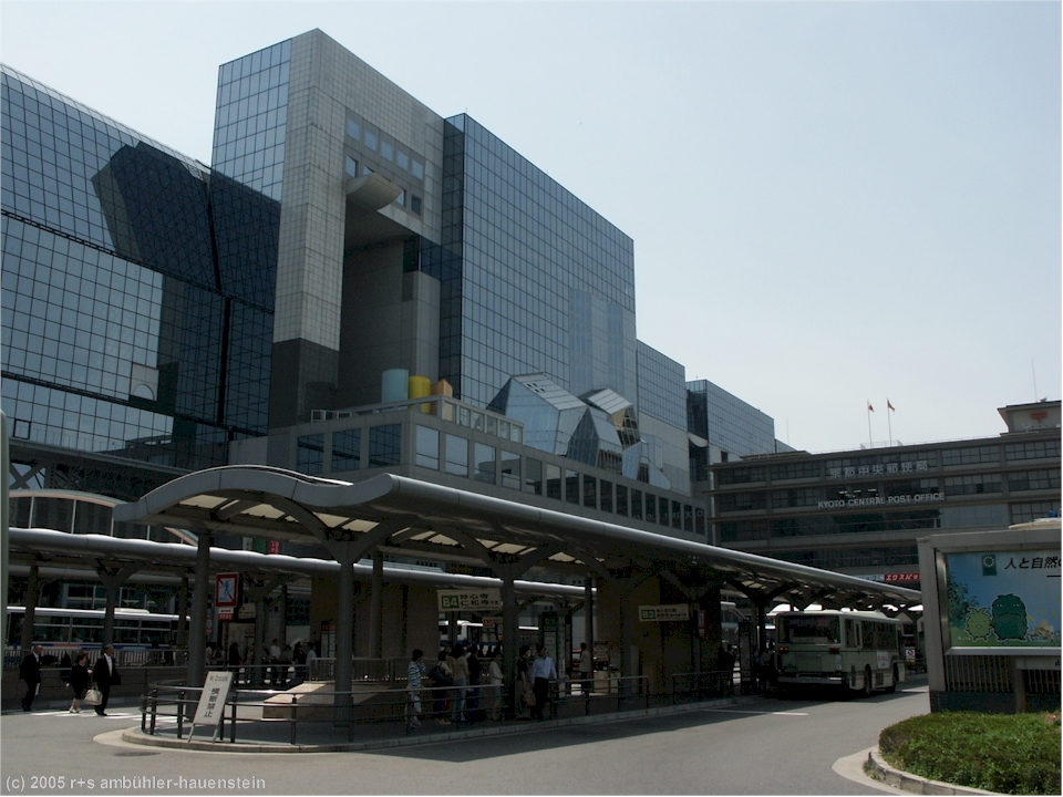 [ kyoto-station: ein faszinierendes gebude aus stahl und glas ]