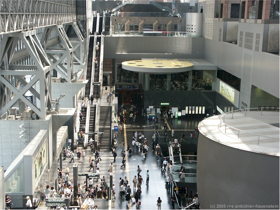 [ kyoto-station: innenansicht mit vielen rolltreppen ]