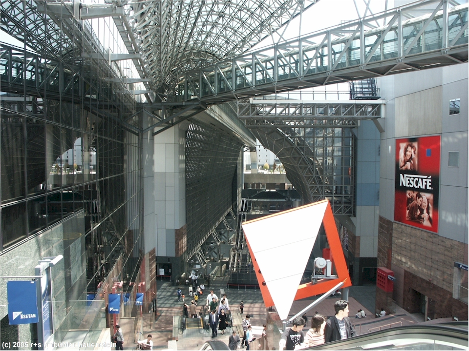 [ kyoto-station: innenansicht mit gedeckten passagen ]