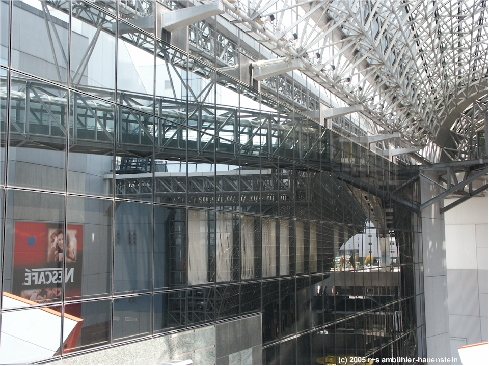 [ kyoto-station: innenansicht mit spiegelungen in der glassfassade ]