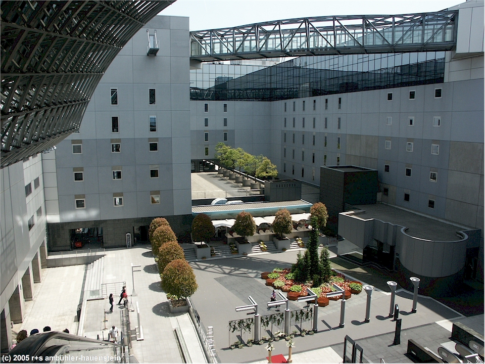 [ kyoto-station: innenhof mit pflanzen ]