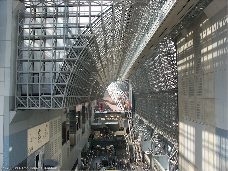 [ kyoto-station: innenansicht mit schattenwurf durch die stahltrger ]