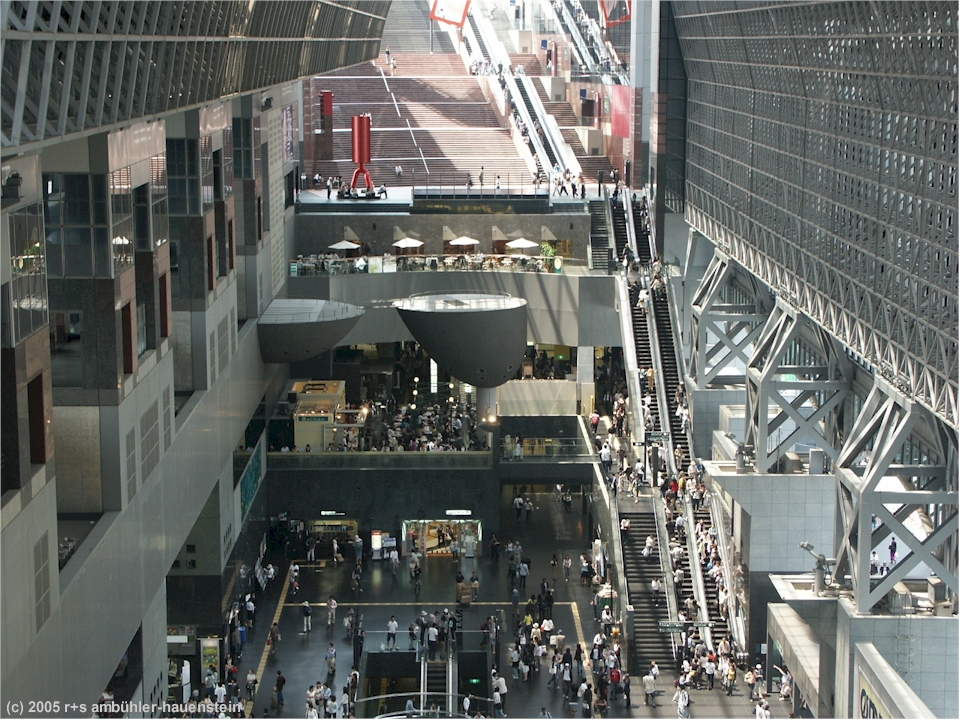 [ kyoto-station: innenansicht mit vielen treppen ]