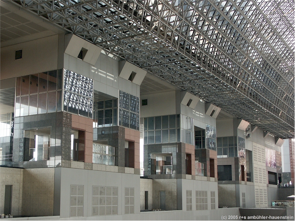 [ kyoto-station: innenansicht mit dezent farbigen marmor fassaden ]
