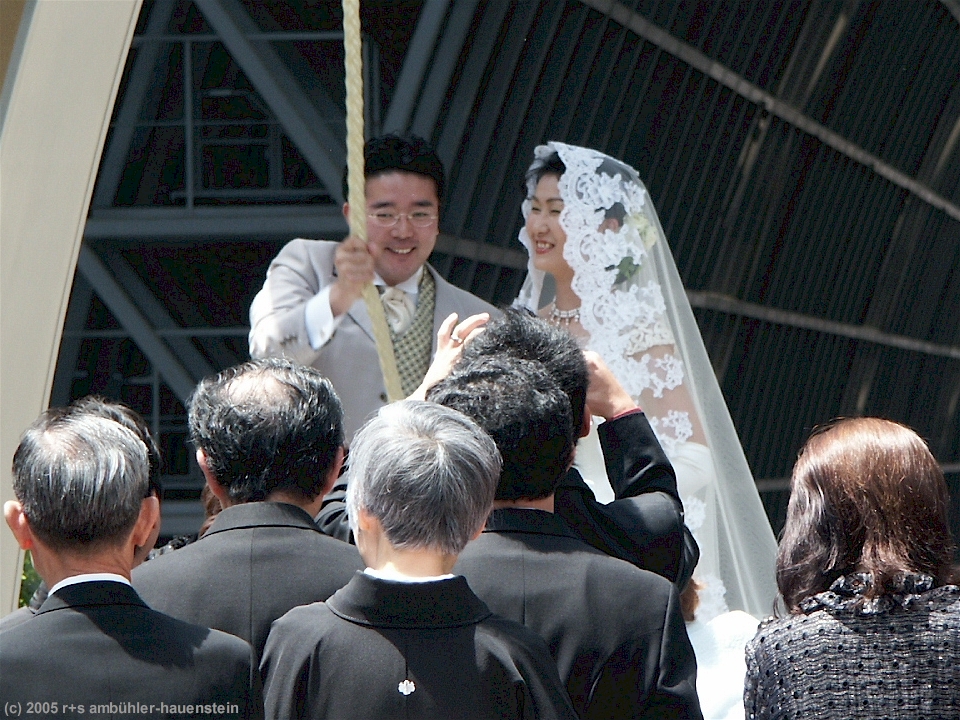 [ kyoto-station: ein hochzeitspaar lutet die glocke ]