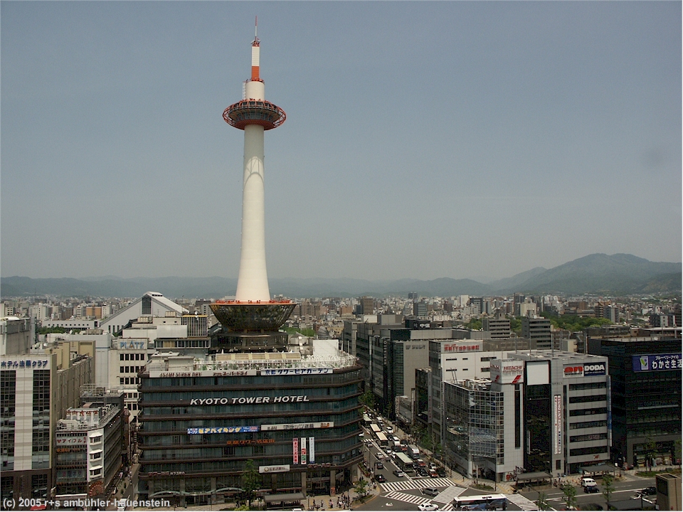 [ kyoto: blick von der kyoto-station auf den kyoto-tower und das stadtzentrum ]