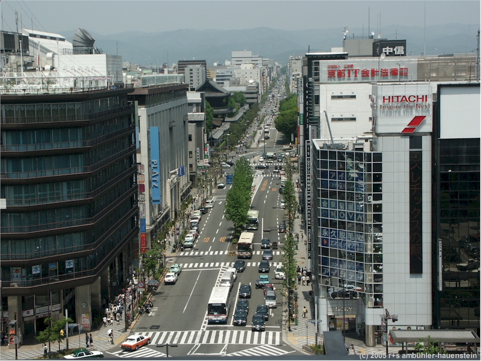 [ kyoto: blick von der kyoto-station auf eine der hauptstrassen im stadtzentrum ]