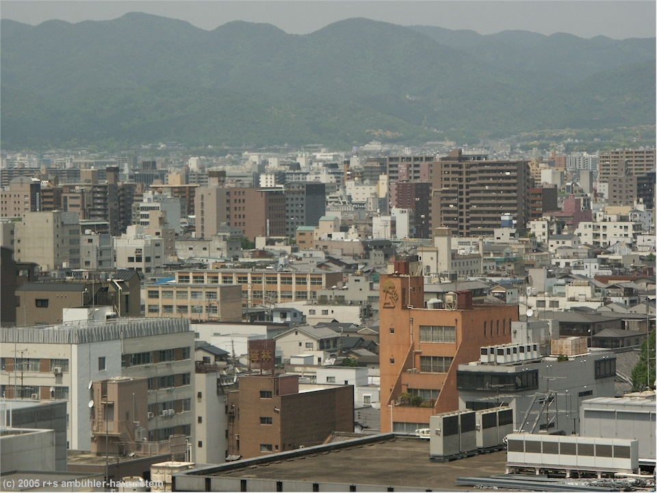 [ kyoto: blick von der kyoto-station auf das husermeer im stadtzentrum ]