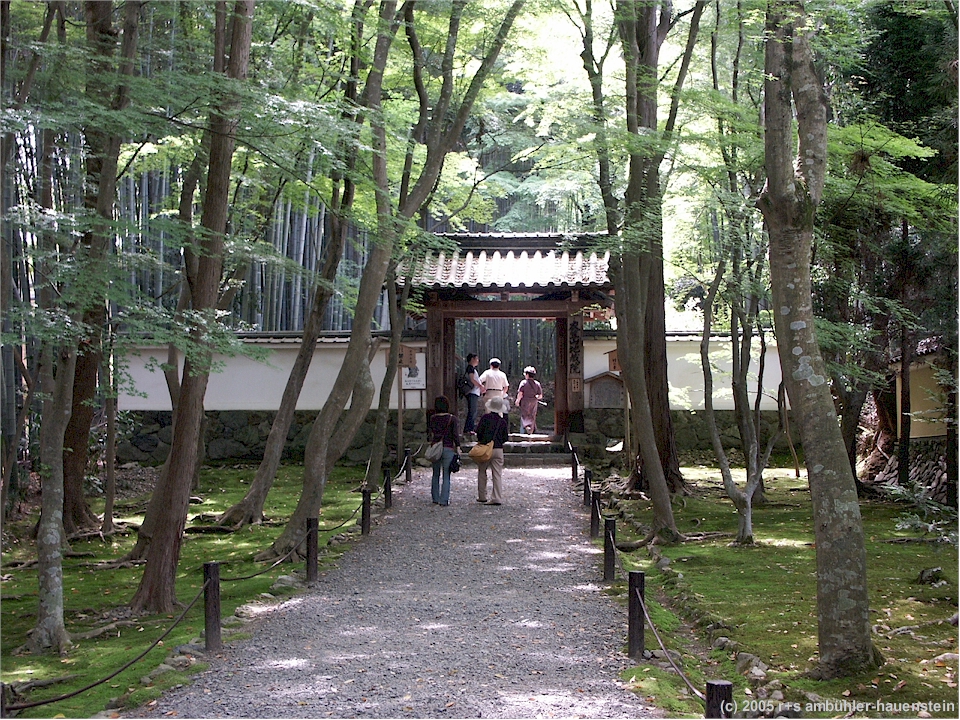 [ kyoto: eingang zum jizo-ji ]