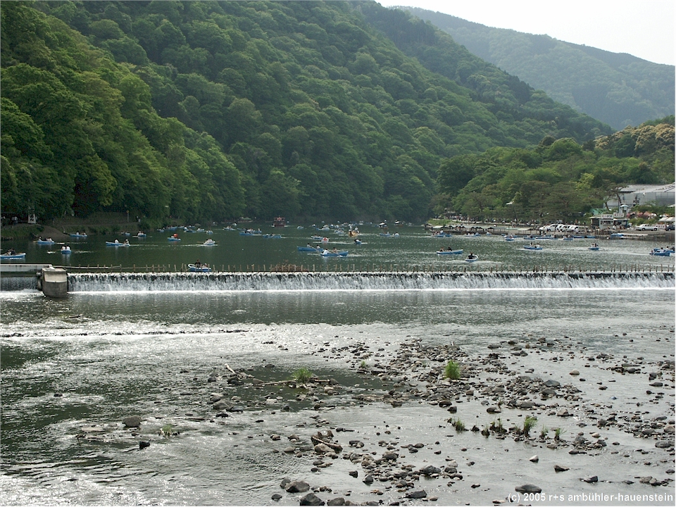[ kyoto: kleine boote auf dem katsuragawa ]
