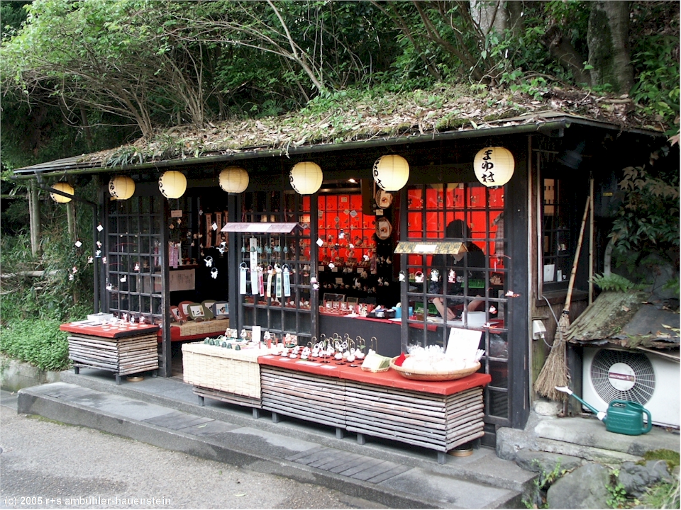 [ kyoto: stand mit japanischem kunsthandwerk ]