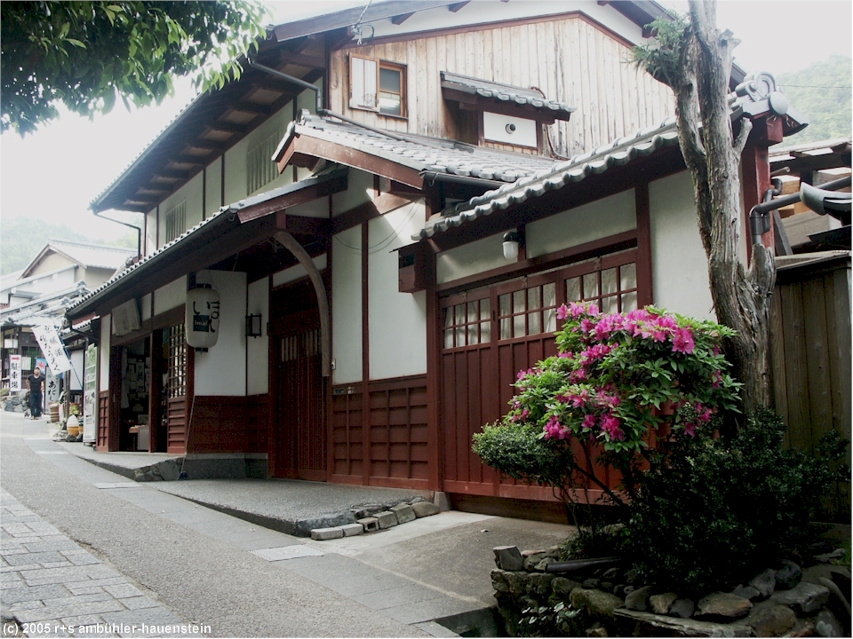 [ kyoto: zweistckiges wohnhaus am stadtrand ]