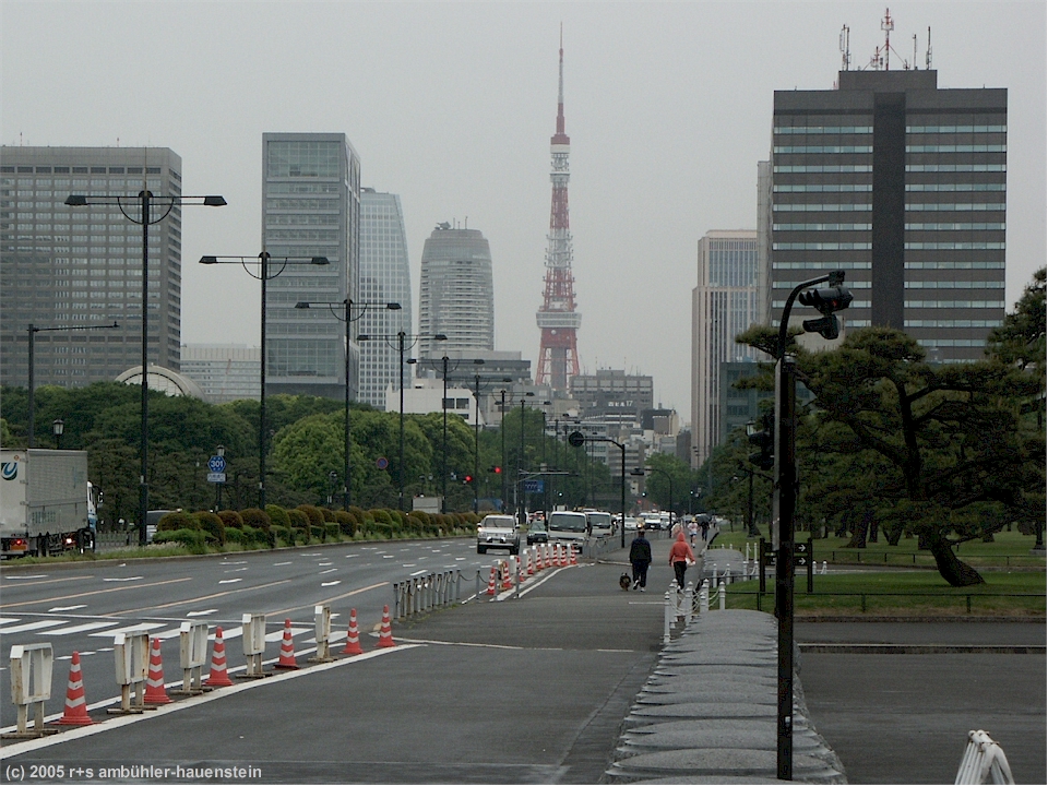 [ tokyo: blick vom park beim kaiser-palast auf den tokyo-tower ]