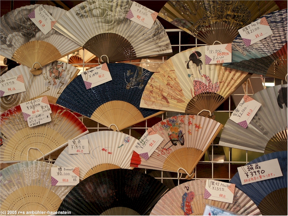 [ tokyo: fcher an einem souvenier-stand beim senso-ji ]