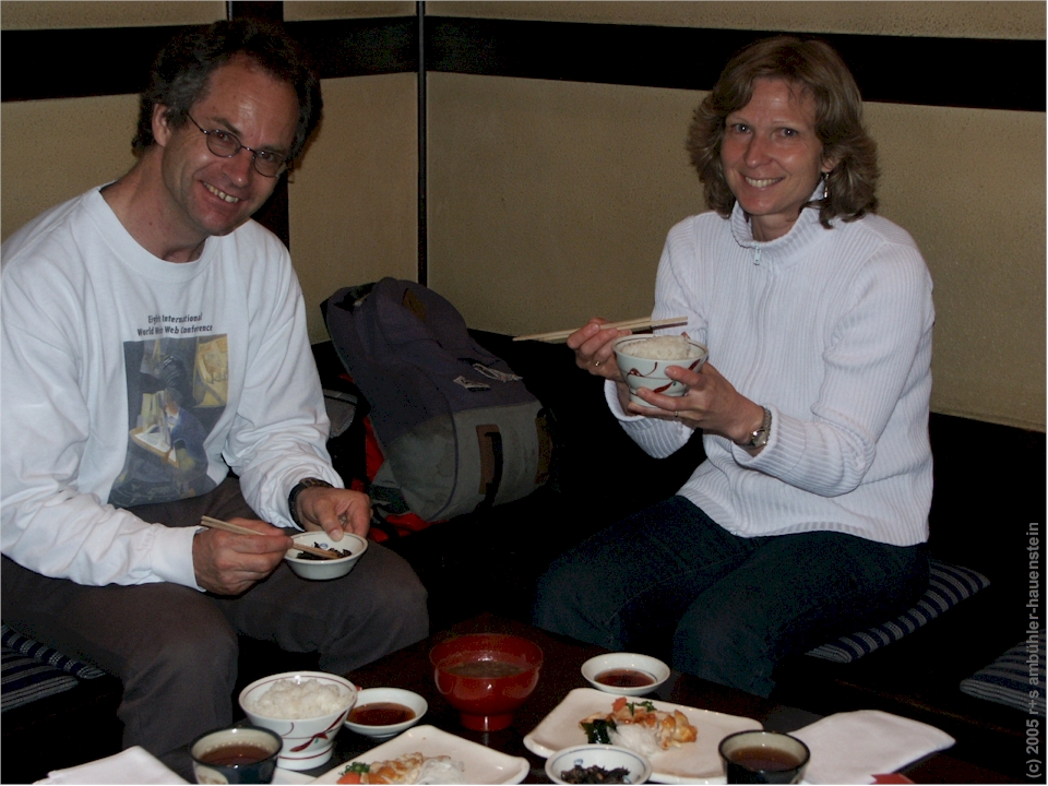 [ tokyo: reto und susanne in einem japanischen restaurant ]